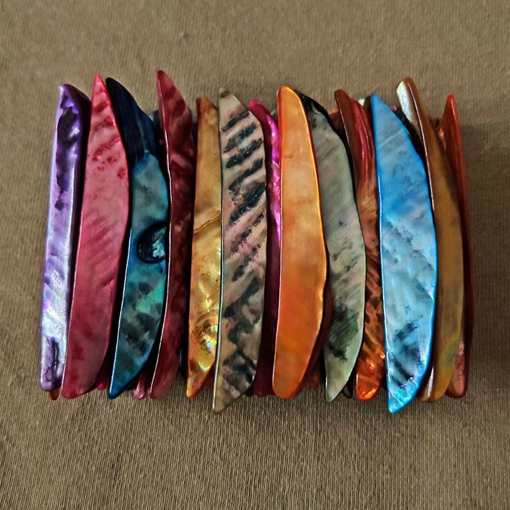 BRACELET MOTHER OF PEARL IN MULTICOLOUR SLIVERS, STRETCHY,  8 ½ x 2 ¾ INCHES,